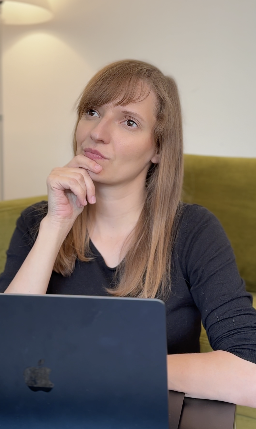 Jana denkt am Laptop über ihre Auswahlkriterien nach