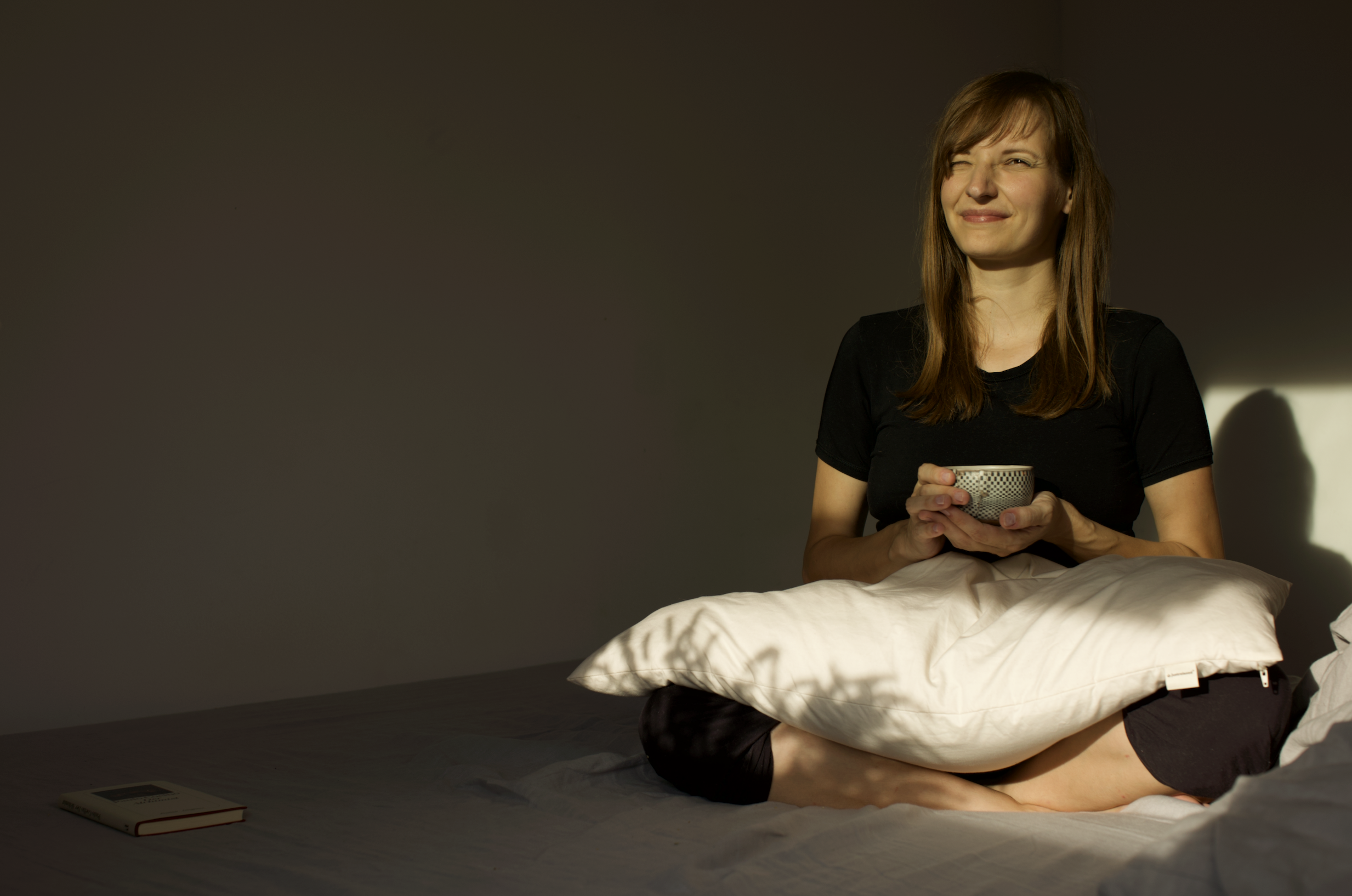 Jana mit einer warmen Tasse im goldenen Licht