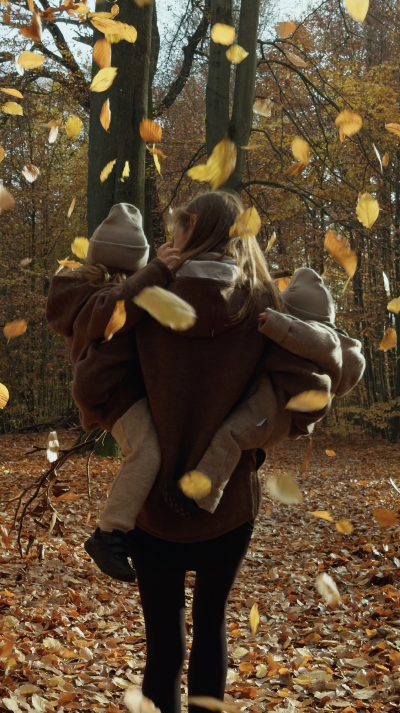 Herbsttag mit Familie in goldenem Licht