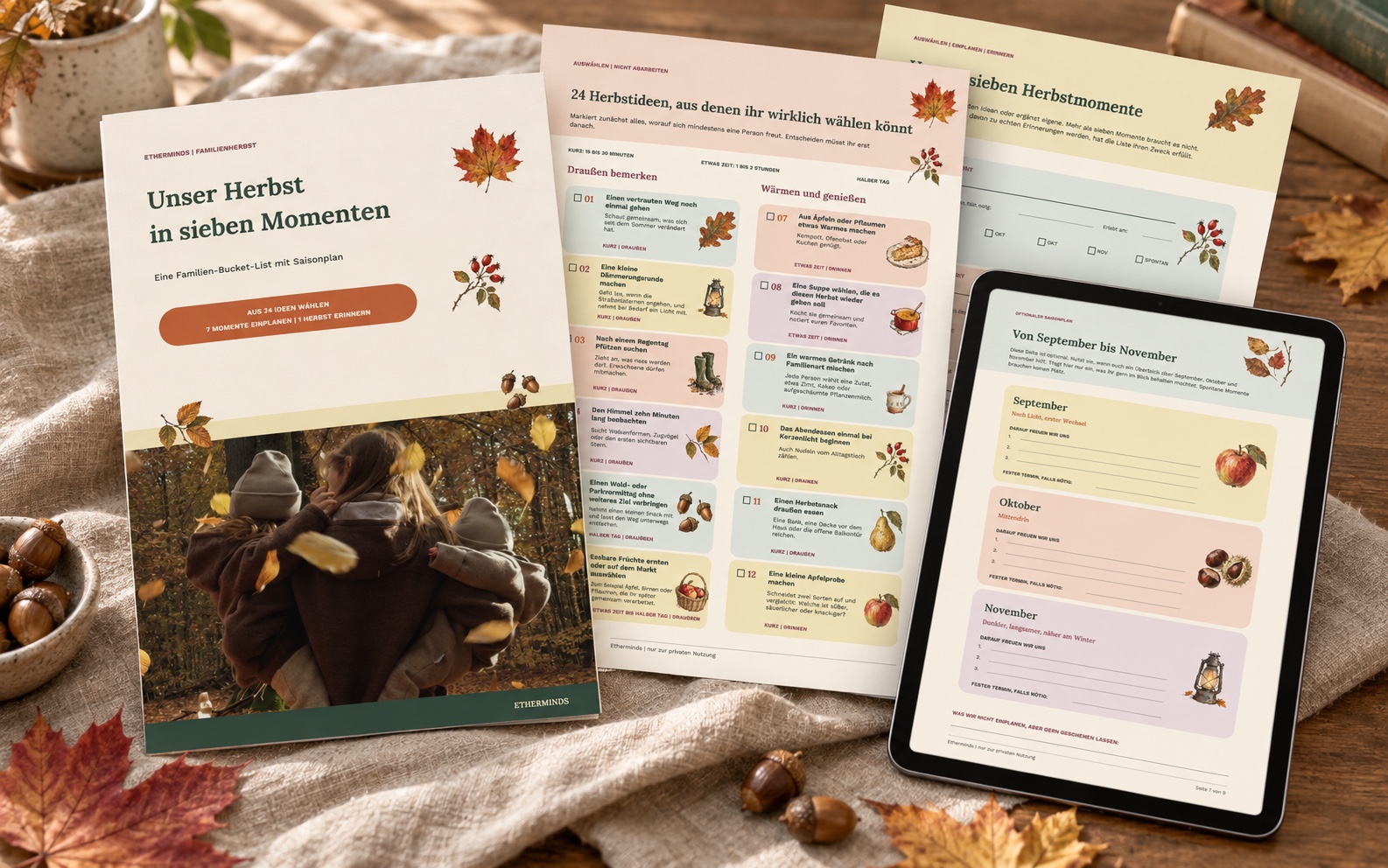 Mockup der Familien-Bucket-List Unser Herbst in sieben Momenten mit Cover, Ideenseite, Planung und Saisonübersicht