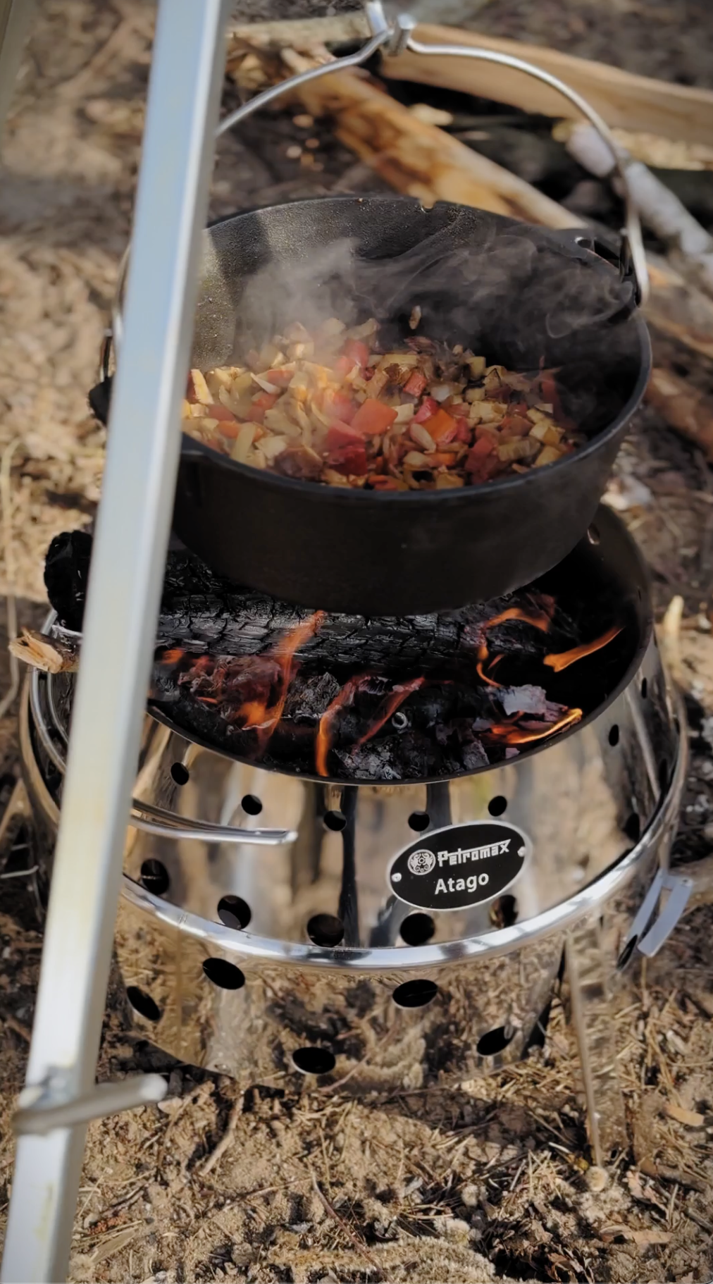 Herbstliches Essen wird im Petromax Atago über dem Feuer zubereitet