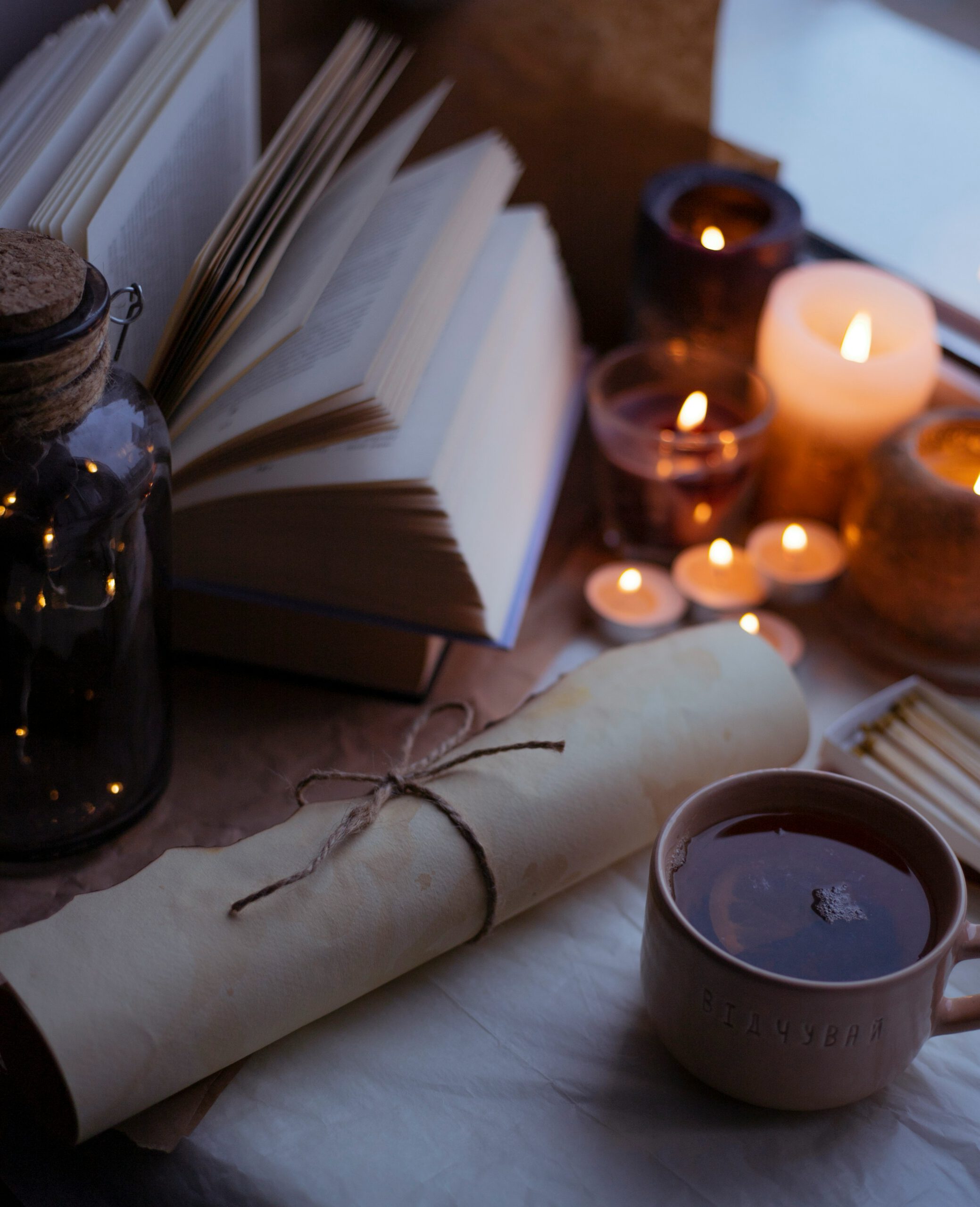 Buch, Tee und Kerzen für kleine Rituale im Alltag