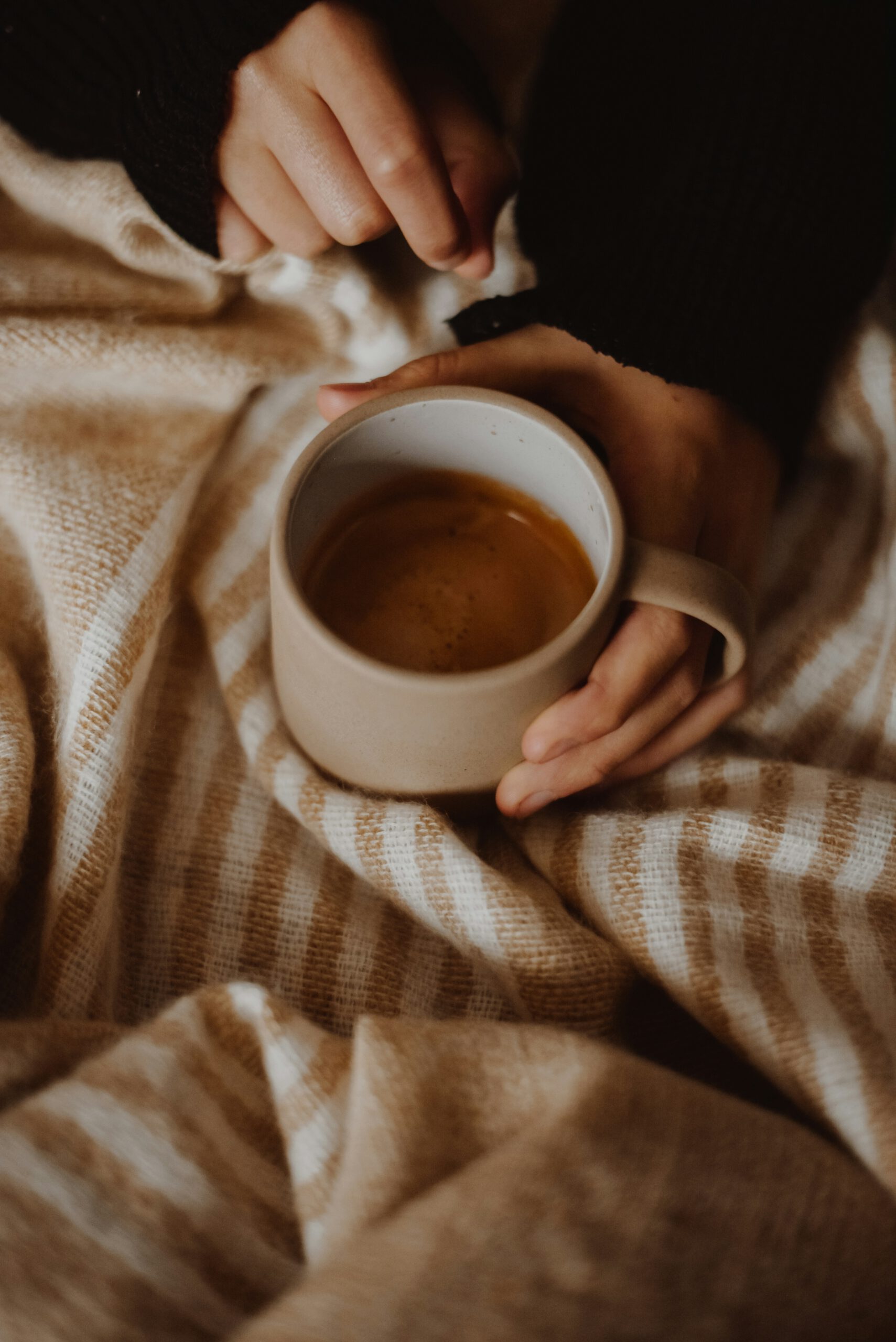 Tasse, Decke und ruhiger Moment als Geschenkidee für Frauen mit vollen Tagen