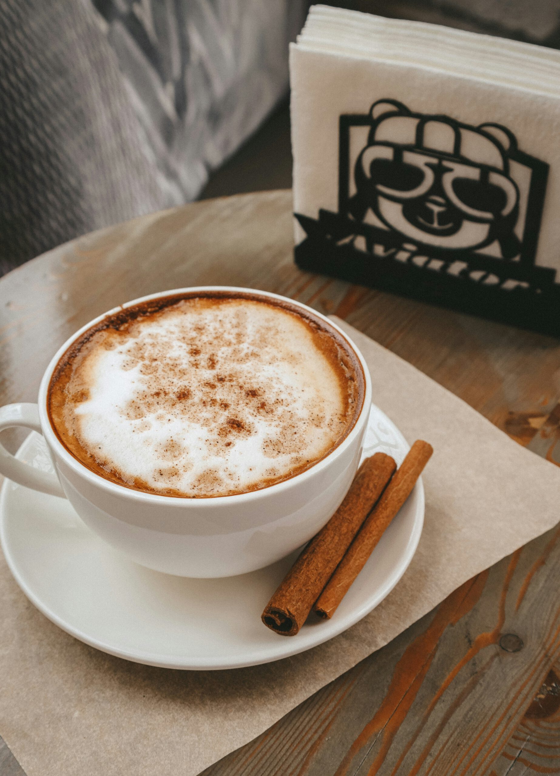 Kaffee mit Zimt in einer weißen Tasse