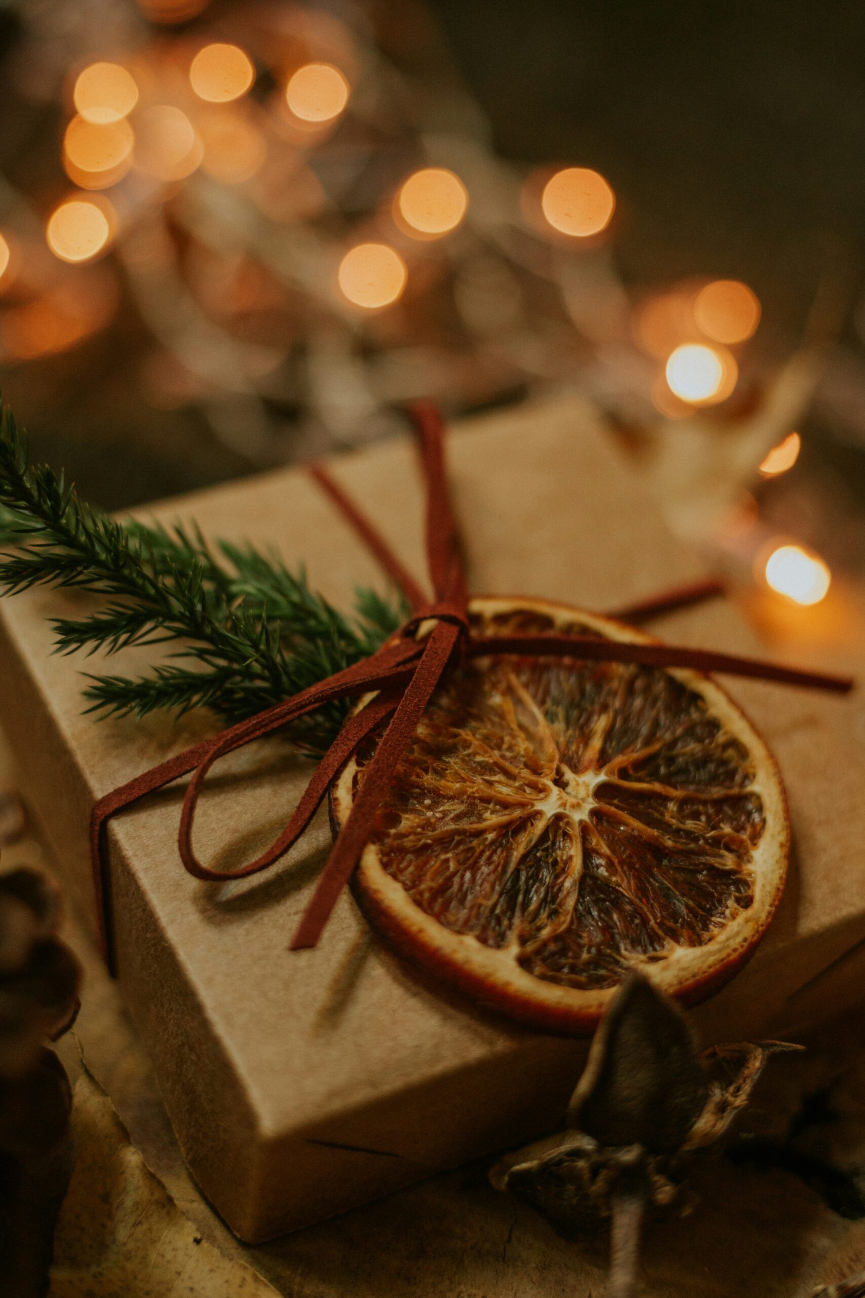 Nachhaltig verpacktes Weihnachtsgeschenk mit Naturmaterialien