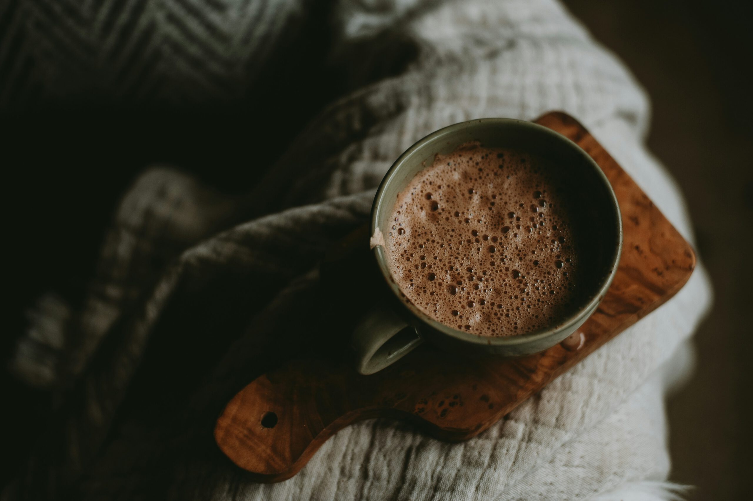 Dunkler Ritualkakao in einer Keramiktasse