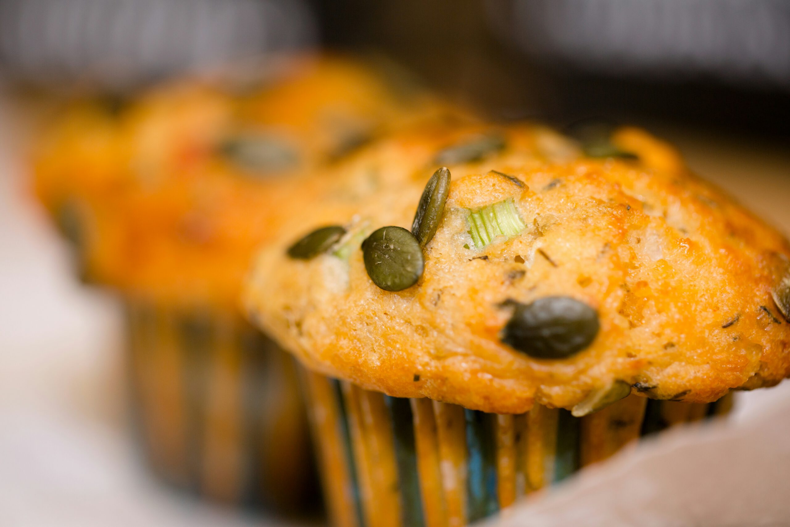 Vegane herzhafte Mini-Hafermuffins mit Zucchini und Kürbiskernen