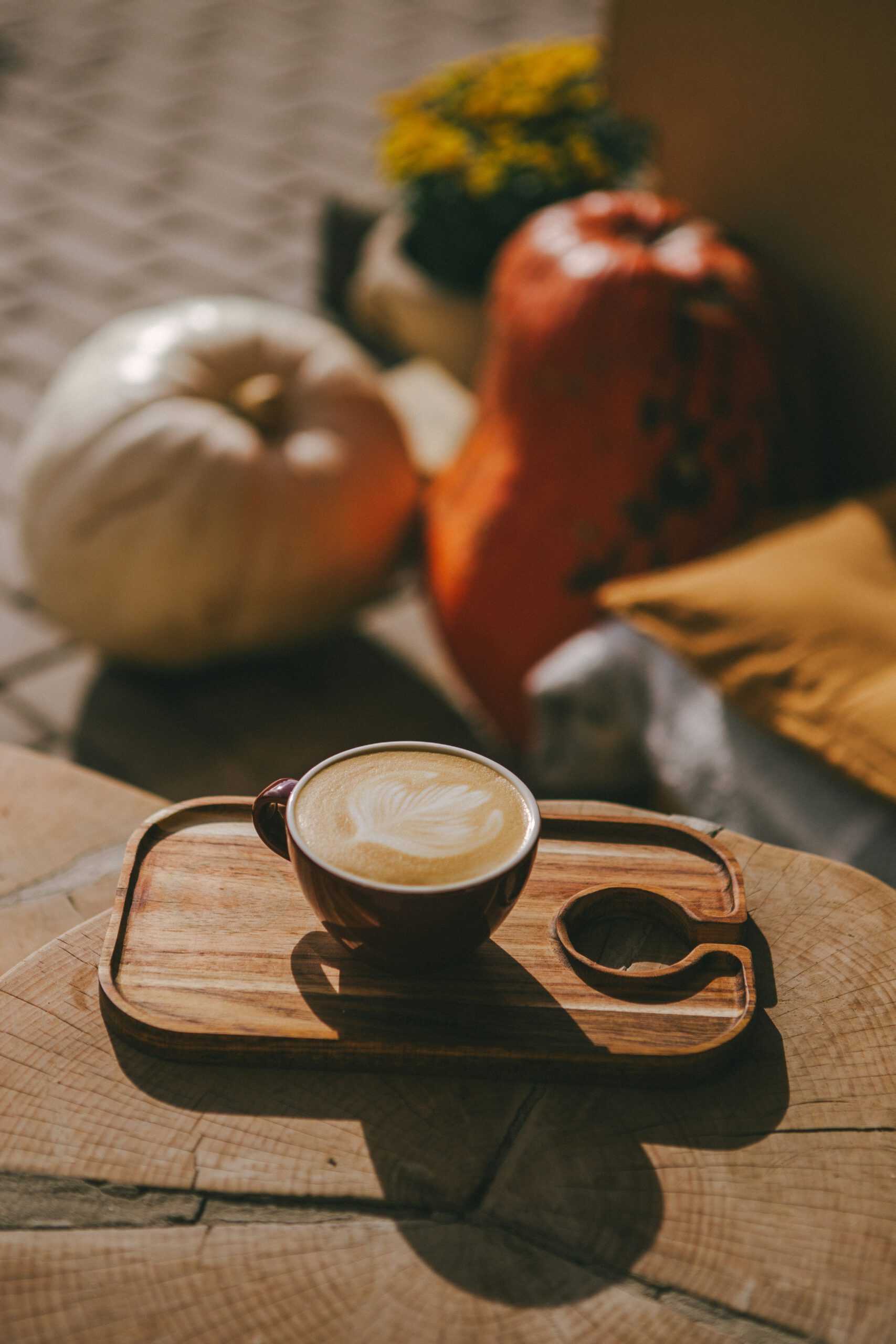 Pumpkin Spice Latte im warmen Herbstlicht